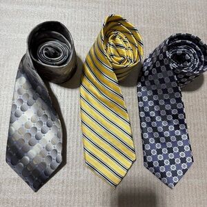 Chaps John Ashford Bill Robinson Elegant Men's Tie Yellow Gray Navy Silk Geo